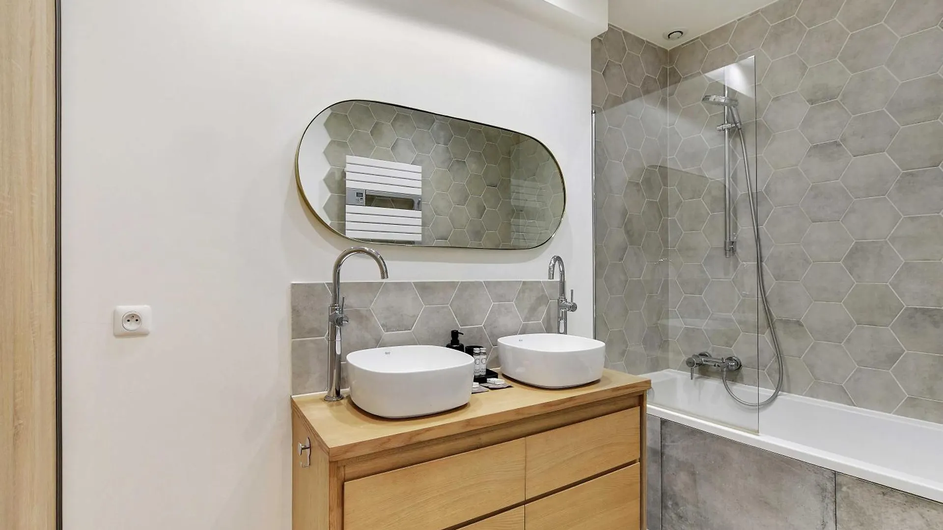 Modern - 2br-6p - In Heart Of Le Marais * Parijs